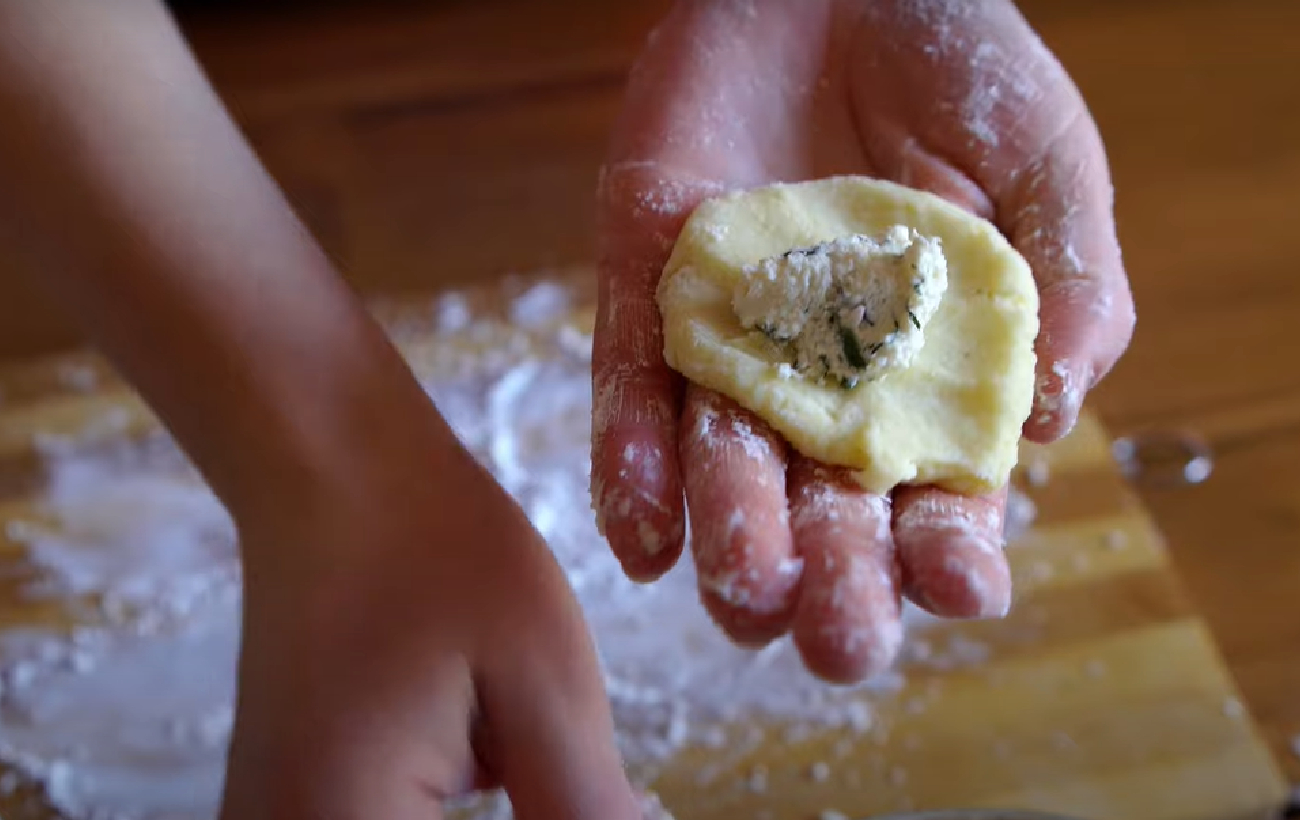 Палюшки с творогом и мачанкой: старинный рецепт вкусных галушек из картофеля